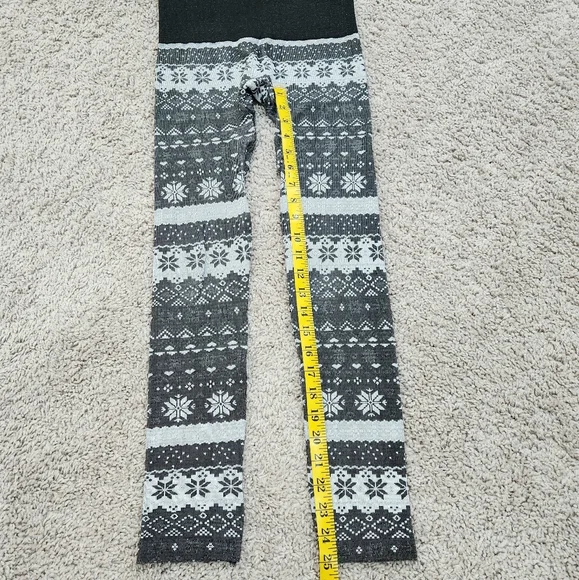 Women's Snowflake Pattern Leggings - Picture 6 of 8
